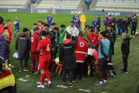 Türkiyə yığmasının baş məşqçisi huşunu itirdi - FOTO