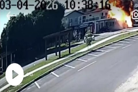 Təyyarə yaşayış binasına çırpıldı