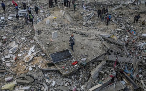 İranda humanitar yardımla dolu konteynerlər vuruldu