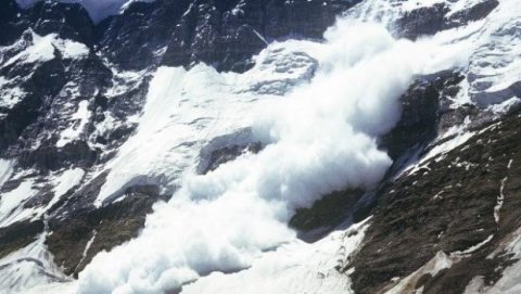 Toğanalı–Kəlbəcər–İstisu yolunda qar uçqunu - Hərəkət məhdudlaşdırıldı