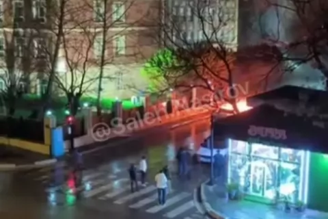 Hərbi Prokurorluğun qarşısında maşın yandı