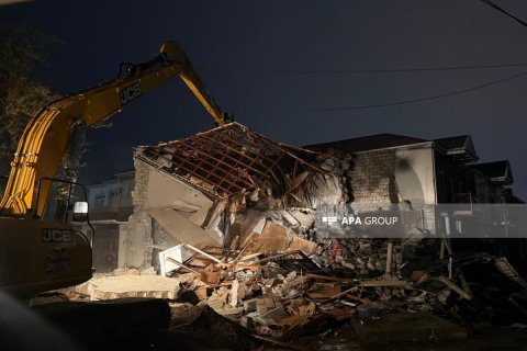Keşlədə kollektorun üzərində tikilən ev sökülür
