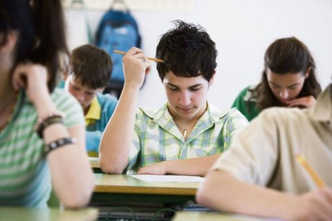 Doqquzuncular imtahan verdi - 4 şagirddə telefon tutuldu