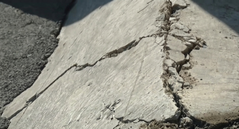 Bibiheybət yolunda sürüşmə təhlükəsi: hərəkət məhdudlaşdırılıb