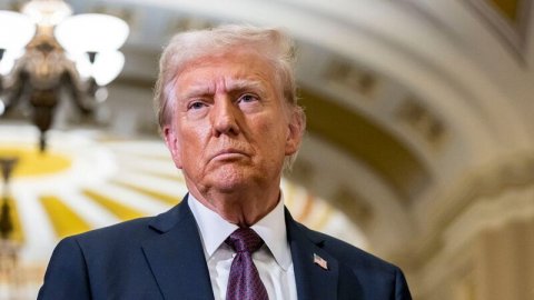 Tramp təhdiddən təşəkkürə  keçdi