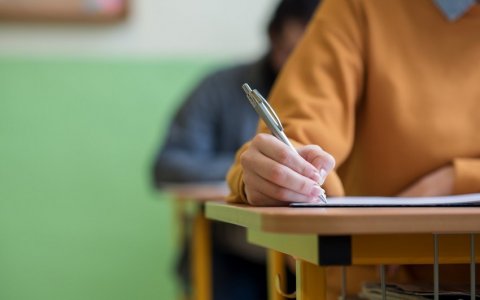 Doqquz abituriyentdə telefon tutuldu