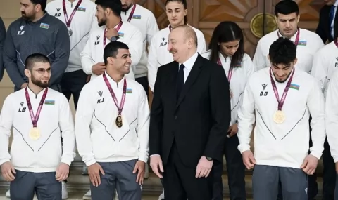 Prezident çempion olan güləşçiləri qəbul edib